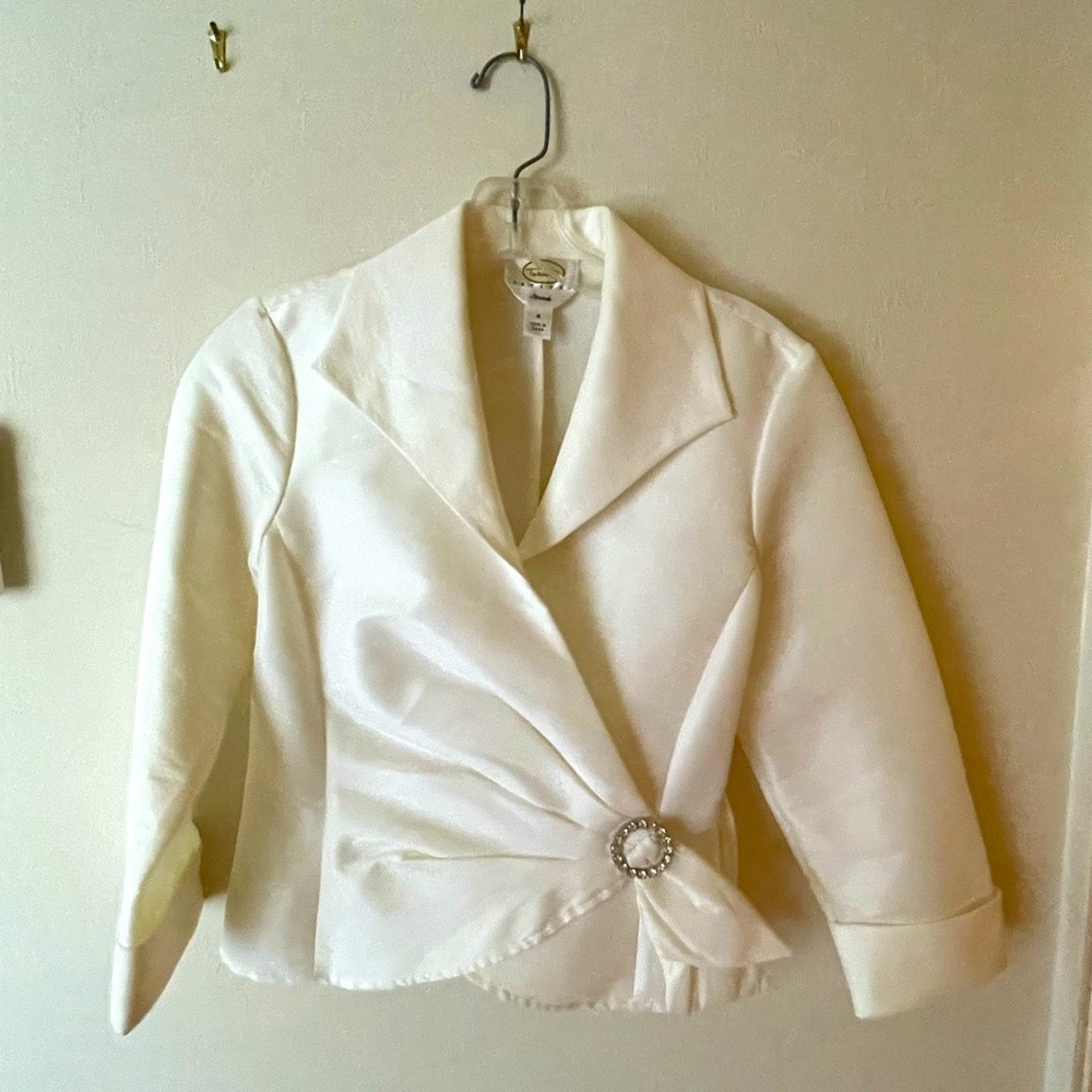 Beautiful shirt or over cami top w/intricate accents.Cute 3/4 accented sleeves